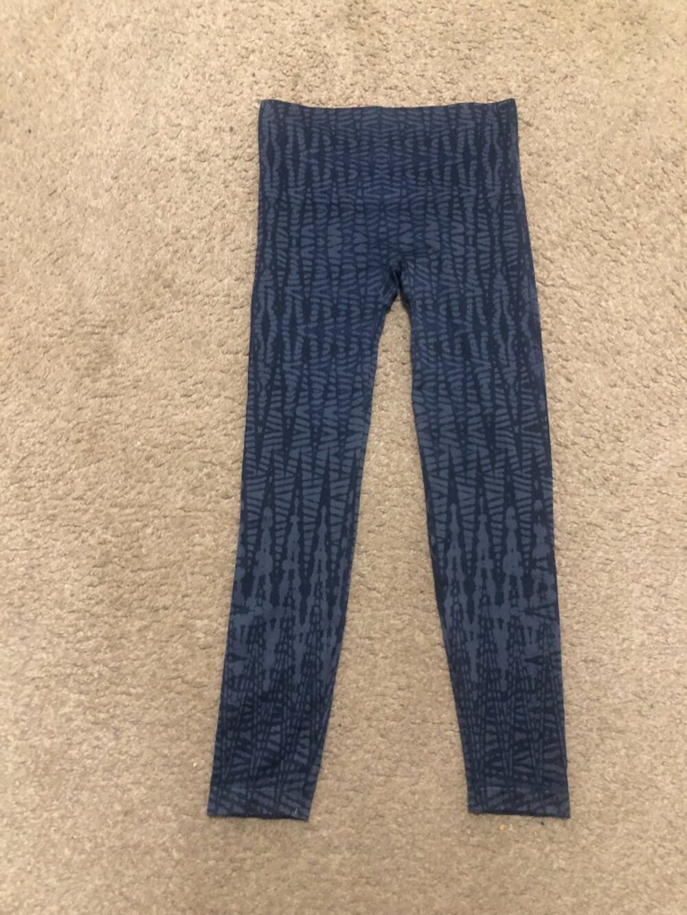 Spanx Look at Me Now Seamless Leggings in the Indigo Geo print. Size L - Picture 8 of 8